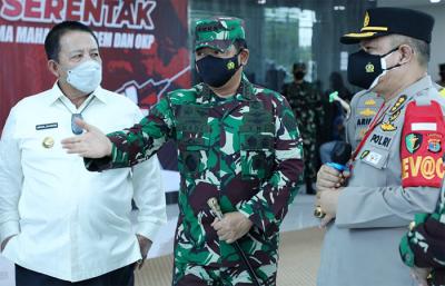 Panglima TNI Marsekal TNI Hadi Tjahjanto meninjau pelaksanaan Serbuan Vaksinasi Covid-19 di Universitas Islam Negeri, Lampung, Rabu (22/9/2021).