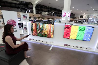 Model mencoba QNED Mini LED TV di Jakarta, Kamis (23/9/2021).