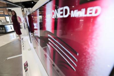 Model mencoba QNED Mini LED TV di Jakarta, Kamis (23/9/2021).