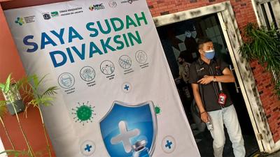 Vaksinator menyuntikkan vaksin Covid-19 kepada warga di Sentra Vaksinasi MNC Peduli di Jakarta, Kamis (23/9/2021).