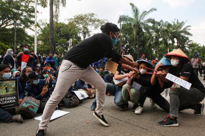 Mahasiswa menggelar aksi demonstrasi di depan Kementerian Pertanian, Jakarta Selatan, Jumat (24/9/2021).