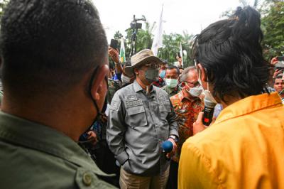 Mahasiswa menggelar aksi demonstrasi di depan Kementerian Pertanian, Jakarta Selatan, Jumat (24/9/2021).
