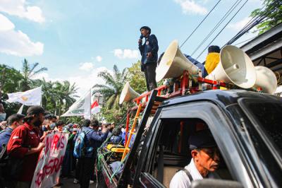 Mahasiswa menggelar aksi demonstrasi di depan Kementerian Pertanian, Jakarta Selatan, Jumat (24/9/2021).