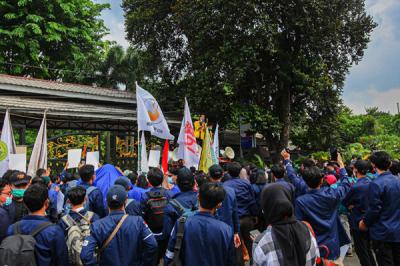 Mahasiswa menggelar aksi demonstrasi di depan Kementerian Pertanian, Jakarta Selatan, Jumat (24/9/2021).