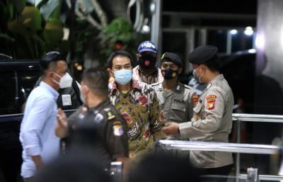 Wakil Ketua DPR RI Azis Syamsuddin saat tiba di Gedung KPK, Jakarta, Jumat (24/9/2021).