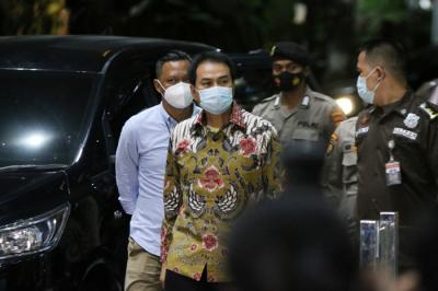 Wakil Ketua DPR RI Azis Syamsuddin saat tiba di Gedung KPK, Jakarta, Jumat (24/9/2021).