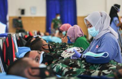 Antusiasme anggota TNI AU mengikuti donor darah dalam rangka menyambut HUT TNI ke-76 di Gedung Graha Dirgantara, Jakarta, Jumat (24/9/2021).