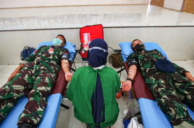 Antusiasme anggota TNI AU mengikuti donor darah dalam rangka menyambut HUT TNI ke-76 di Gedung Graha Dirgantara, Jakarta, Jumat (24/9/2021).