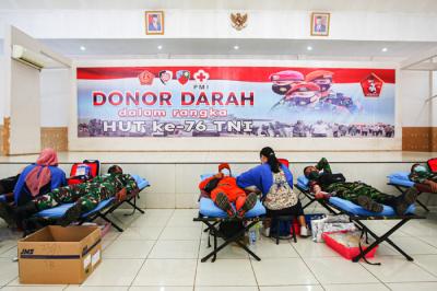Antusiasme anggota TNI AU mengikuti donor darah dalam rangka menyambut HUT TNI ke-76 di Gedung Graha Dirgantara, Jakarta, Jumat (24/9/2021).