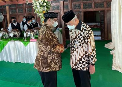 Menko Perekonomian Airlangga Hartarto dan Gubernur Jawa Tengah Ganjar Pranowo berbicara terkait penanganan Covid-19 yang sudah membaik di Klaten, Jawa Tengah.