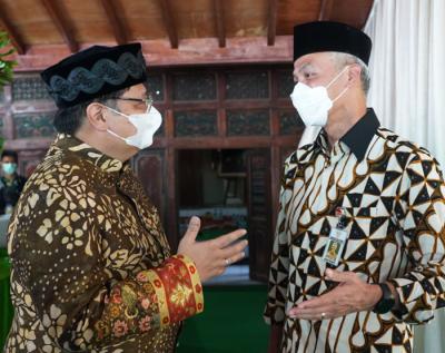 Menko Perekonomian Airlangga Hartarto dan Gubernur Jawa Tengah Ganjar Pranowo berbicara terkait penanganan Covid-19 yang sudah membaik di Klaten, Jawa Tengah.