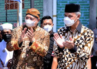 Menko Perekonomian Airlangga Hartarto dan Gubernur Jawa Tengah Ganjar Pranowo berbicara terkait penanganan Covid-19 yang sudah membaik di Klaten, Jawa Tengah.