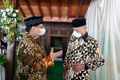 Menko Perekonomian Airlangga Hartarto dan Gubernur Jawa Tengah Ganjar Pranowo berbicara terkait penanganan Covid-19 yang sudah membaik di Klaten, Jawa Tengah.