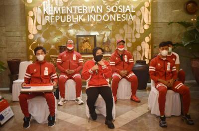 Menteri Sosial Tri Rismaharini Memberikan Piagam Penghargaan kepada Atlet Paralimpiade Tokyo 2020, di kantor Kemensos, Jakarta, Jumat (24/9/2021).