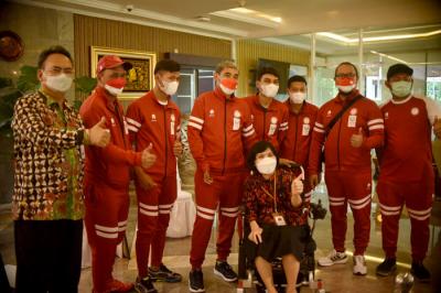 Menteri Sosial Tri Rismaharini Memberikan Piagam Penghargaan kepada Atlet Paralimpiade Tokyo 2020, di kantor Kemensos, Jakarta, Jumat (24/9/2021).