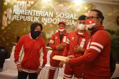 Menteri Sosial Tri Rismaharini Memberikan Piagam Penghargaan kepada Atlet Paralimpiade Tokyo 2020, di kantor Kemensos, Jakarta, Jumat (24/9/2021).