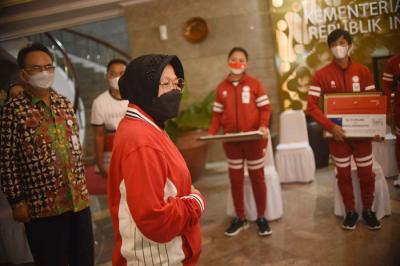 Menteri Sosial Tri Rismaharini Memberikan Piagam Penghargaan kepada Atlet Paralimpiade Tokyo 2020, di kantor Kemensos, Jakarta, Jumat (24/9/2021).