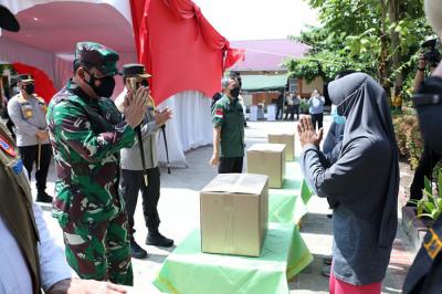 Panglima TNI Marsekal TNI Hadi Tjahjanto meninjau percepatan vaksinasi di SMPN 9 Pekanbaru, Kamis (23/9/2021).