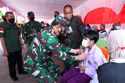 Panglima TNI Marsekal TNI Hadi Tjahjanto meninjau percepatan vaksinasi di SMPN 9 Pekanbaru, Kamis (23/9/2021).