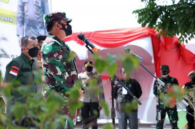 Panglima TNI Marsekal TNI Hadi Tjahjanto meninjau percepatan vaksinasi di SMPN 9 Pekanbaru, Kamis (23/9/2021).