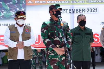 Panglima TNI Marsekal TNI Hadi Tjahjanto meninjau percepatan vaksinasi di SMPN 9 Pekanbaru, Kamis (23/9/2021).