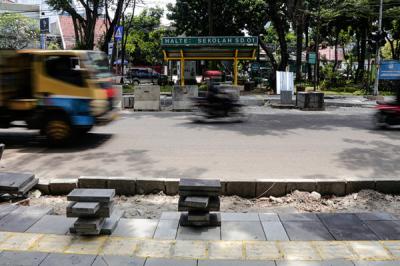 Pekerja menyelesaikan proyek revitalisasi trotoar di Jalan Senopati, Jakarta Selatan, Jumat (24/9/2021).
