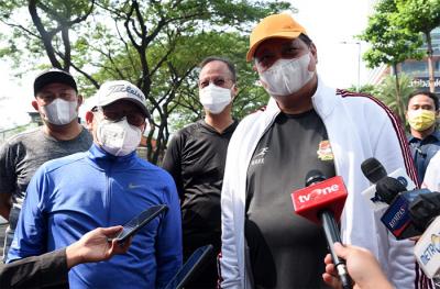 Ketua Umum Partai Golkar Airlangga Hartarto bersama Ketua Umum PKB Muhaimin Iskandar saat jalan santai di kawasan SCBD, Jakarta, Sabtu (25/9/2021).