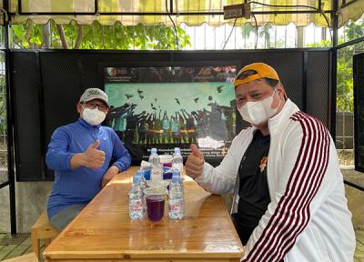 Ketua Umum Partai Golkar Airlangga Hartarto bersama Ketua Umum PKB Muhaimin Iskandar saat jalan santai di kawasan SCBD, Jakarta, Sabtu (25/9/2021).