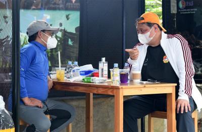 Ketua Umum Partai Golkar Airlangga Hartarto bersama Ketua Umum PKB Muhaimin Iskandar saat jalan santai di kawasan SCBD, Jakarta, Sabtu (25/9/2021).