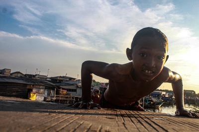 Sejumlah anak-anak sedang berenang di tepi laut Cilincing, Jakarta Utara, Jumat (24/9/2021).