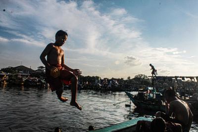 Sejumlah anak-anak sedang berenang di tepi laut Cilincing, Jakarta Utara, Jumat (24/9/2021).
