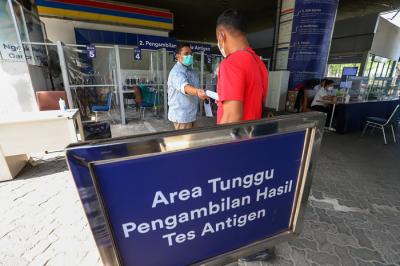 Calon penumpang KA melakukan rapid test antigen sebelum melakukan perjalanan di Stasiun Gambir, Jakarta Pusat, Jumat (24/9/2021).