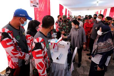 Ketua DPR Puan Maharani berbincang dengan warga saat meninjau vaksinasi Covid-19 di kawasan Kelurahan Tanah Sereal, Tambora, Jakarta, Sabtu (25/9/2021).