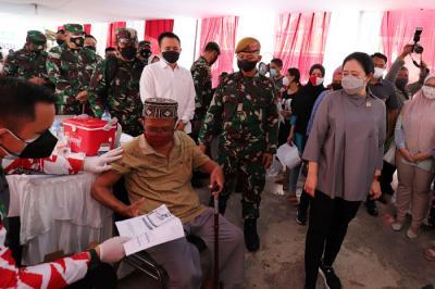 Ketua DPR Puan Maharani berbincang dengan warga saat meninjau vaksinasi Covid-19 di kawasan Kelurahan Tanah Sereal, Tambora, Jakarta, Sabtu (25/9/2021).