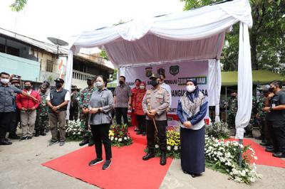 Ketua DPR Puan Maharani berbincang dengan warga saat meninjau vaksinasi Covid-19 di kawasan Kelurahan Tanah Sereal, Tambora, Jakarta, Sabtu (25/9/2021).