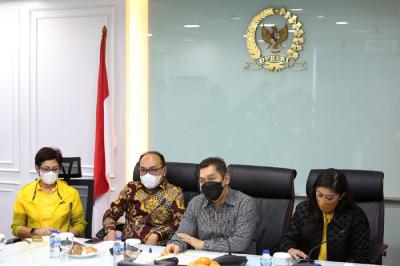 Keterangan pers pasca penahanan Azis Syamsuddin oleh KPK, di Ruang Fraksi Partai Golkar, kompleks Parlemen, Senayan, Jakarta, Sabtu (25/9/2021).