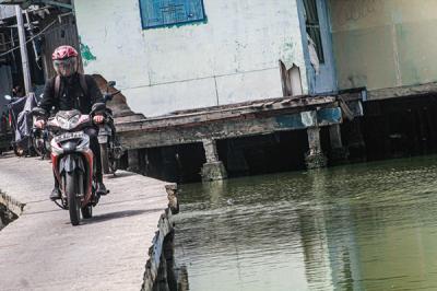 Warga melakukan aktivitas di Kampung Apung, Jakarta Barat, Jumat (24/9/2021).