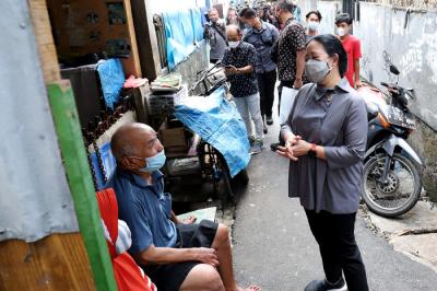 Ketua DPR Puan Maharani berbincang dengan warga di kawasan permukiman padat penduduk Tanah Sereal, Tambora, Jakarta, Sabtu (25/9/2021).