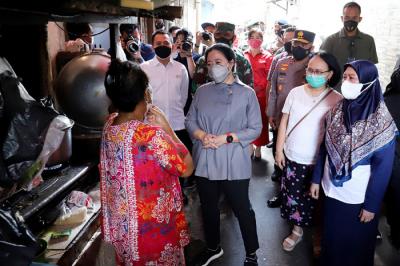 Ketua DPR Puan Maharani berbincang dengan warga di kawasan permukiman padat penduduk Tanah Sereal, Tambora, Jakarta, Sabtu (25/9/2021).