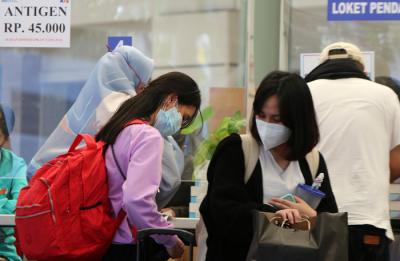 Calon penumpang kereta api di Stasiun Senen melakukan rapid test antigen, Sabtu (24/9/2021).