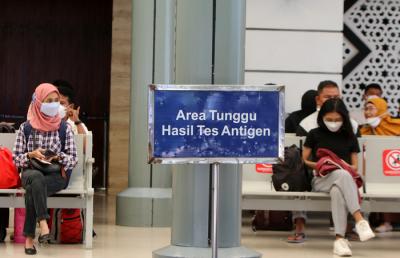 Calon penumpang kereta api di Stasiun Senen melakukan rapid test antigen, Sabtu (24/9/2021).