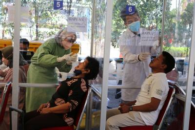 Calon penumpang kereta api di Stasiun Senen melakukan rapid test antigen, Sabtu (24/9/2021).