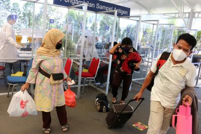 Calon penumpang kereta api di Stasiun Senen melakukan rapid test antigen, Sabtu (24/9/2021).