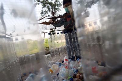 Warga merakit botol bekas menjadi tempat sampah di kawasan Situ Gintung, Tangerang Selatan, Banten, Sabtu (25/9/2021).