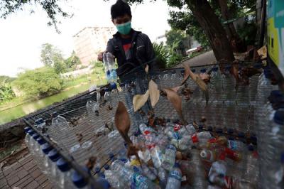 Warga merakit botol bekas menjadi tempat sampah di kawasan Situ Gintung, Tangerang Selatan, Banten, Sabtu (25/9/2021).