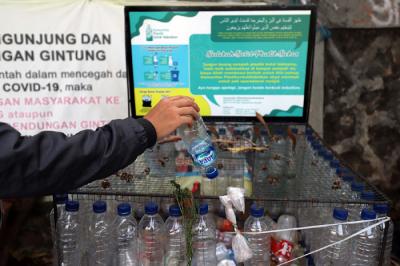 Warga merakit botol bekas menjadi tempat sampah di kawasan Situ Gintung, Tangerang Selatan, Banten, Sabtu (25/9/2021).