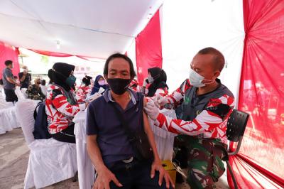 Sejumlah warga antre saat mengikuti vaksinasi Covid-19 di kawasan Kelurahan Tanah Sereal, Tambora, Jakarta, Sabtu (25/9/2021).
