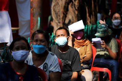 Sejumlah warga antre saat mengikuti vaksinasi Covid-19 di kawasan Kelurahan Tanah Sereal, Tambora, Jakarta, Sabtu (25/9/2021).