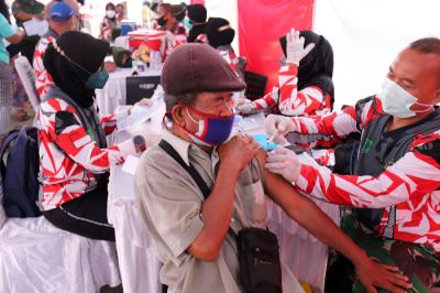 Sejumlah warga antre saat mengikuti vaksinasi Covid-19 di kawasan Kelurahan Tanah Sereal, Tambora, Jakarta, Sabtu (25/9/2021).