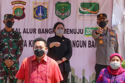 Pelaksanaan vaksinasi Covid-19 bagi 1.000 warga di permukiman padat penduduk, Tegal Alur, Kalideres, Jakarta Barat, Minggu (26/9/2021).